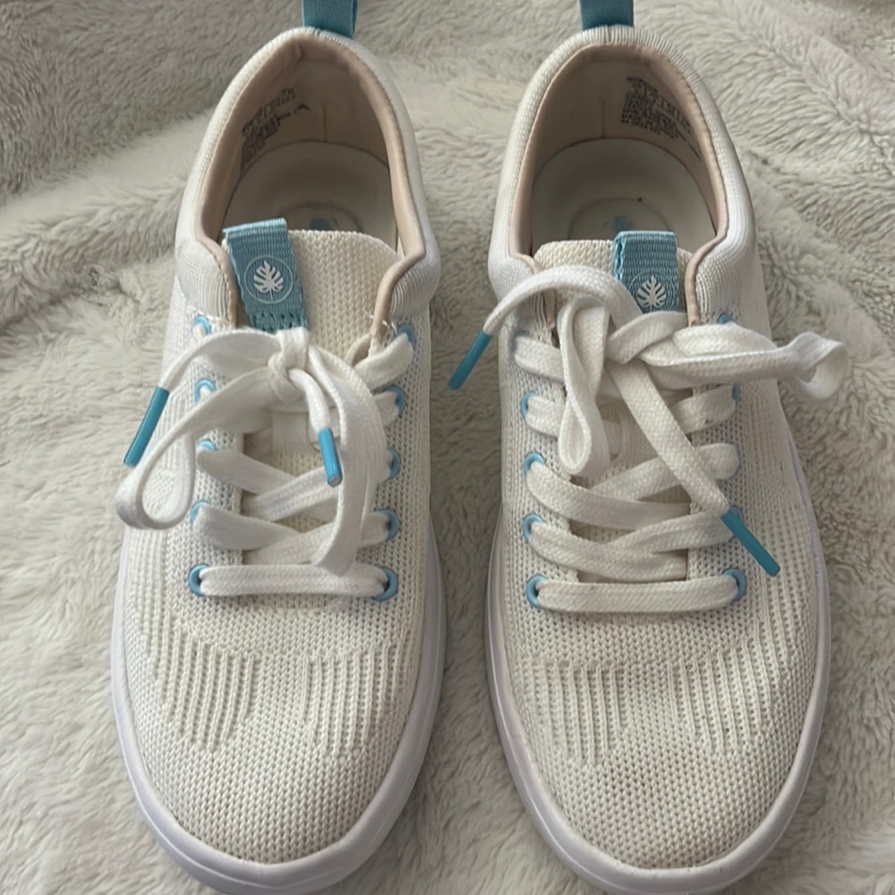 Light white sneakers, size 5